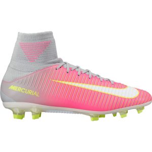 Mercurial en color Hyper pink para futbolistas de máximo nivel que busquen botas de fútbol de gama alta y ligeras con las que potenciar al máximo su velocidad en campos de hierba natural o césped artificial de última generación.