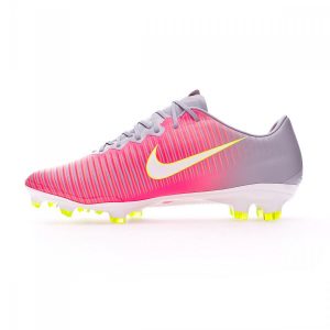 Mercurial en color Hyper pink para futbolistas de máximo nivel que busquen botas de fútbol de gama alta y ligeras con las que potenciar al máximo su velocidad en campos de hierba natural o césped artificial de última generación.