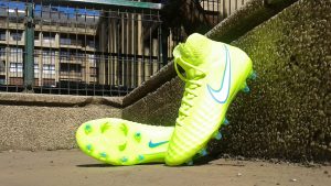 Nike Magista Orden II presenta una malla en el interior de la bota que ofrece un extra de confort y un mejor ajuste. La plantilla antideslizante es completamente extraíble y evita movimientos resbaladizos en el interior.