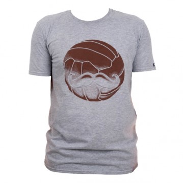 Camiseta de algodón con el diseño balón con bigote. Se trata de un balón con los que se jugaba a fútbol hasta los años 70 y un bigotito.